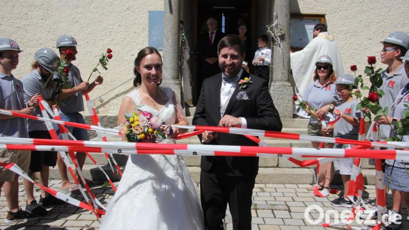 Den Weg aus der Pfarrkirche St. Johannes in Großkonreuth musste sich das frisch vermählte Brautpaar Simone und Stefan Bartsch durch Absperrbänder mühsam erarbeiten. Bild: kro