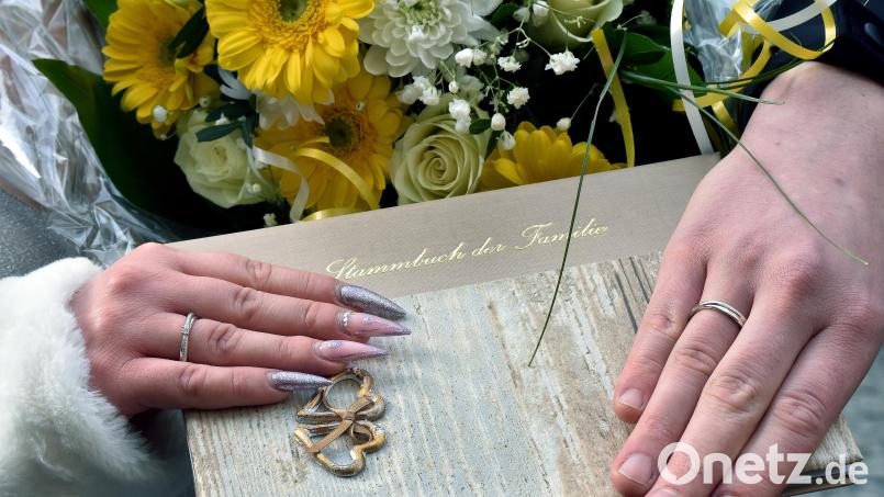 Zwei Paare haben sich am Schnapszahl-Tag 2.2.22 im Amberger Rathaus das Jawort gegeben. Bild: Stephan Huber