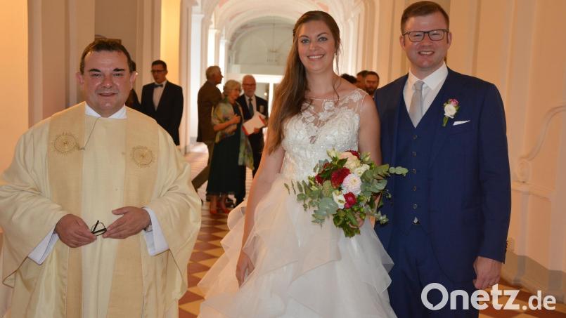 Katharina Gerl und Carsten Broeker heirateten am Samstag in der Waldsassener Klosterkirche. Getraut wurden die beiden von Pfarrer Konrad Amschl. Bild: jr