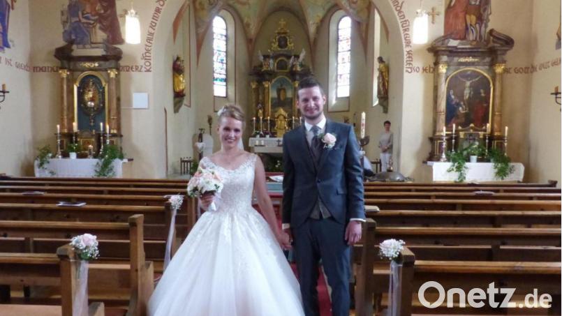 Das frischvermählte Paar Theresa und Manuel beim Verlassen der St. Jakobuskirche. Bild: sl