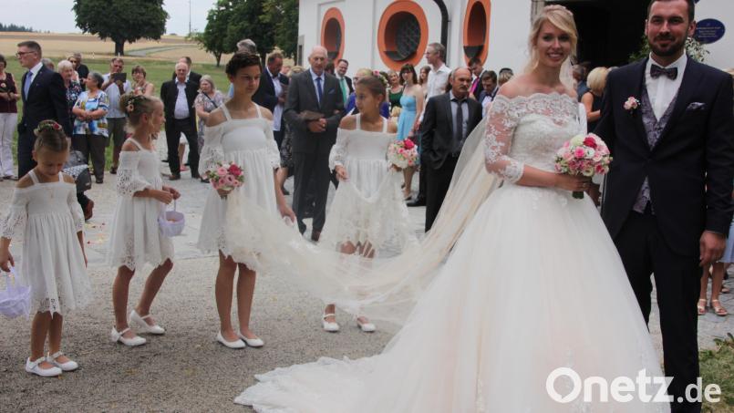 Anja und Alexander Häuslmann haben in der Kappl-Kirche geheiratet. Mit im Bild die Brautmädchen Angelina, Philomena, Valentina und Emma. Bild: kro
