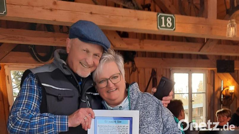 An der Hochzeit hat Thomas Waiblinger seine Frau mit der gerahmten Kontaktanzeige überrascht, über die sich die beiden kennengelernt haben. Bild: privat