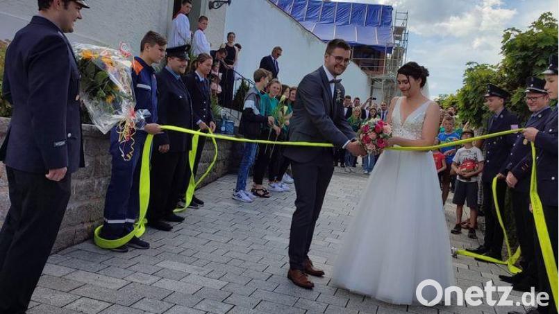 Das Jawort gaben sich Florian und Verena Thoma am Samstag in der Kirche Mariä Himmelfahrt in Beidl. Nach der Hochzeit erwartete die Feuerwehr Lengenfeld das Brautpaar im Ehrenspalier. Bild: Sonja Zölch/exb