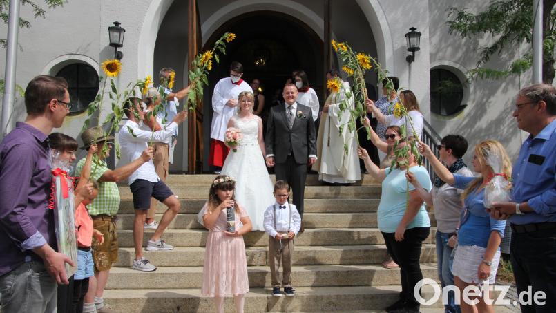 "Großer Bahnhof" für Stefanie und Matthias Gradl und ihre Brautkinder Konstantin und Sara beim Verlassen der Pfarrkirche St. Nikolaus in Bärnau. Die Arbeitskollegen des Jobcenters standen Spalier. Bild: kro
