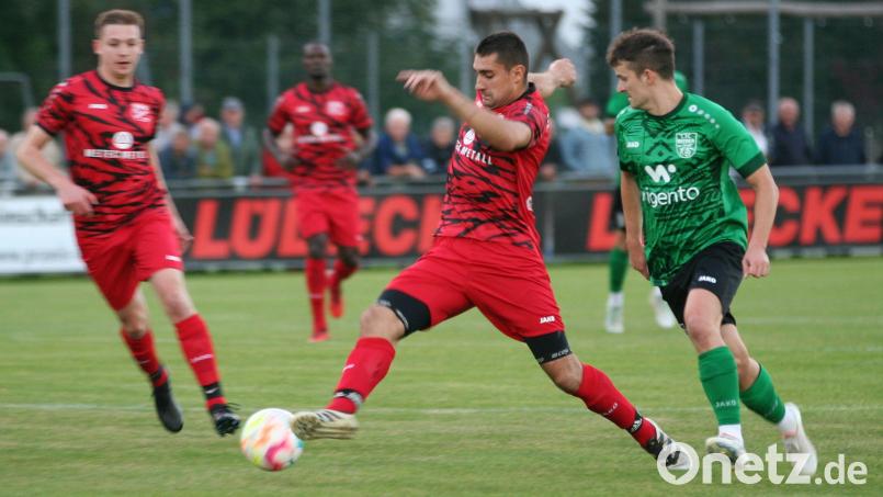 Das Derby zwischen dem 1. FC Rieden (grünes Trikot) und SV Schmidmühlen endete mit einer Punkteteilung. Bild: Richard Weigert