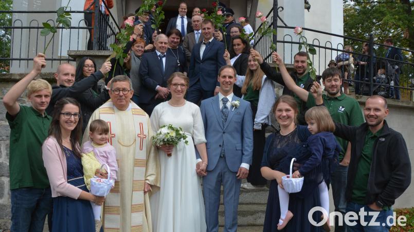 Nach der Trauung in der Pfarrkirche St. Laurentius wurden Lena Friedl und Stefan Rosner von einem großen Ehrenspalier erwartet. Vorgenommen hatte die Trauung Pfarrer Otto Grillmeier, der eigens aus Salzburg gekommen war. Bild: jr