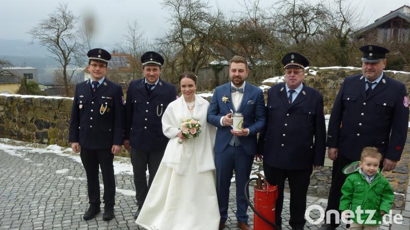 Das frischvermählte Brautpaar Michaela Neumann und Philipp Schraml-Hösl mit (von links) den beiden Kommandanten Manuel Köllner und Rudi Schinner sowie den Vorsitzenden Willi Kraus und Franz Wenning. Bild: njn