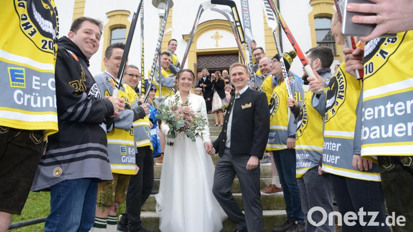 Die Eishockeymannschaft Puckbusters Weiden stand nach der Trauung in der Kreuzbergkirche mit den Schlägern Spalier für Florian und Yvonne Knöferl. Bild: bey