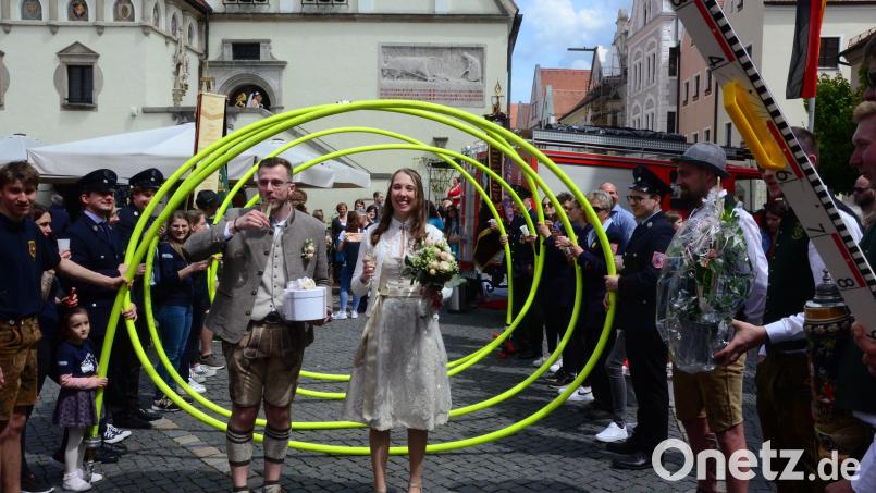 Lukas und Sophie Alt haben geheiratet und schreiten durchs Schlauch-Spalier. Bild: Kunz