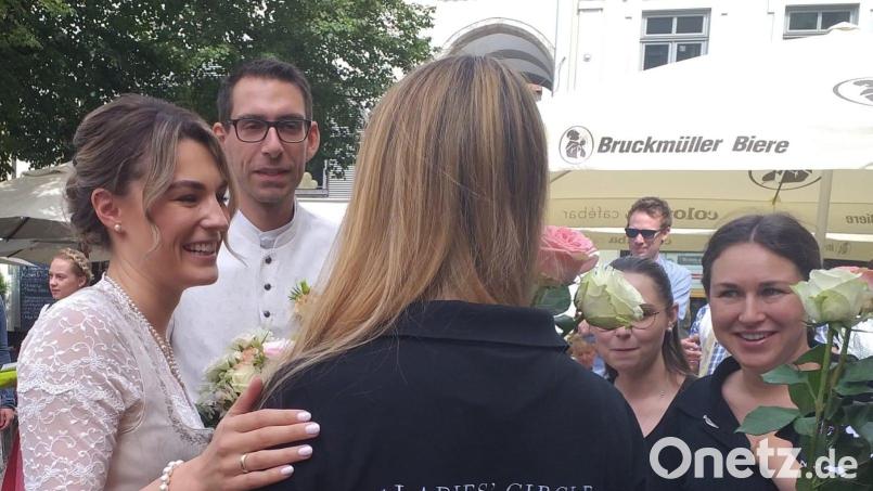 Wenn die Kolleginnen vom Ladies&#039; Circle ihrer Präsidentin Bine (links) zur Hochzeit gratulieren, hält sich Ehemann Simon Garcia y Rodriguez gern etwas zurück. Bild: tk