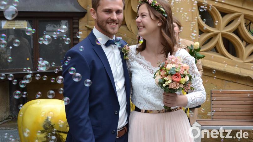 Susi und Patrick Arbogast feiern unter besonderen Hygienemaßnahmen ihre Hochzeit auf dem Amberger Marktplatz. Bild: tka
