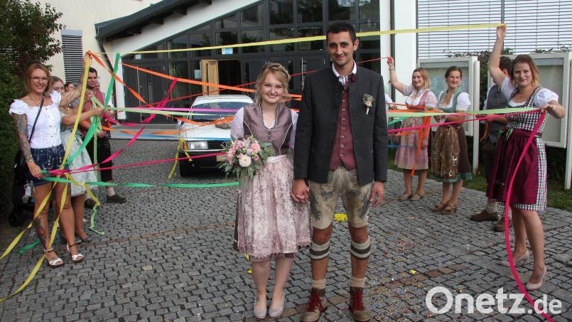 Das Spalier mit bunten Bändern bildeten Freunde, die Clarissa und Sven Seidel vor der Mehrzweckhalle erwarteten, um das frisch vermählte Paar hochleben zu lassen. Bild: wro