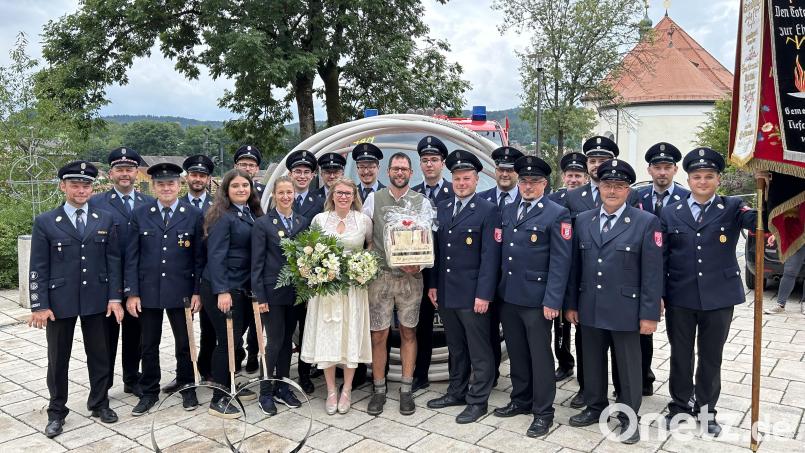 Bei der Feuerwehr sind sie fest verwurzelt: Sie steht auch nach der Trauung Spalier. Bild: Kopp/exb