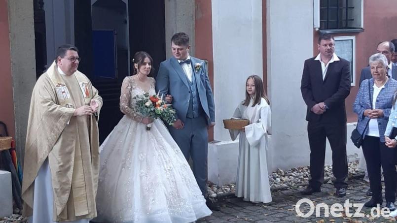 Die Eslarnerin Lisa Wagner und der Moosbacher Martin Strigl geben sich in der Wieskirche vor Pfarrer Udo Klösel das Ja-Wort. Bild: gz