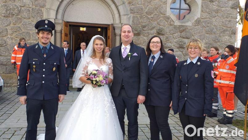 Das frisch vermählte Paar Anna und Christian Rosner nach der kirchlichen Trauung mit einigen Gratulanten vor der Pfarrkirche in Falkenberg. Bild: Silvan Rosner/exb