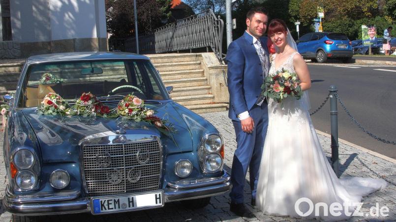 Nach der kirchlichen Trauung wartete ein Mercedes-Oldtimer auf Carina und Christian Hegen. Ziel der Fahrt war Großbüchlberg, wo man mit den Eltern, Verwandten und Freunden Hochzeit feierte. Bild: wro