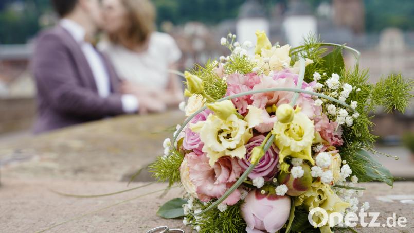 Das Brautpaar ist bei der Hochzeit als Teilnehmer gesetzt. Ansonsten entscheidet die aktuelle Inzidenz, wie viele Gäste eingeladen werden können. Symbolbild: Uwe Anspach/dpa