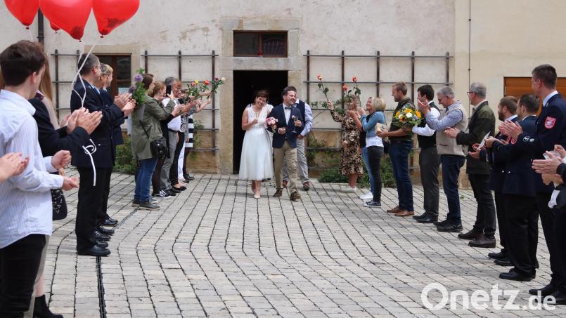 Das Ehepaar Bianka und Sebastian Mattner schritt durch das Ehrenspalier ins gemeinsame Glück. Bild: lei