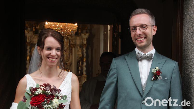 Glücklich strahlend verlassen Katrin und Alexander Schwab nach der kirchlichen Hochzeit die Steinbergkirche. Bild: kro