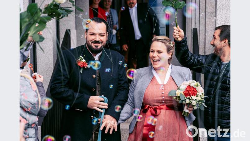 Franziska Zrenner und Francesco Trubiano wurden nach der standesamtlichen Trauung vorm Rathaus von vielen Freunden im Ehrenspalier erwartet. Bild: joz