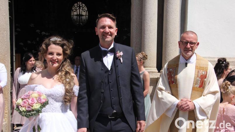 Ein Traum ging in Erfüllung: Sandra Schreyer heiratete ganz im &quot;Sissi-Stil&quot; ihren Thomas Benner in der Waldsassener Basilika. Dekan Dr. Thomas Vogl (rechts) nahm die Trauung vor. Bild: kro