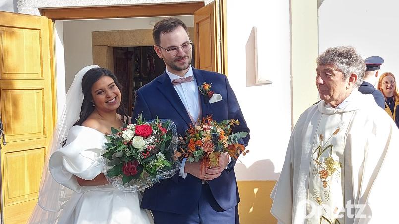 Das Brautpaar Johannes und Alejandra mit Pfarrer Ambros Trummer. Bild: hme