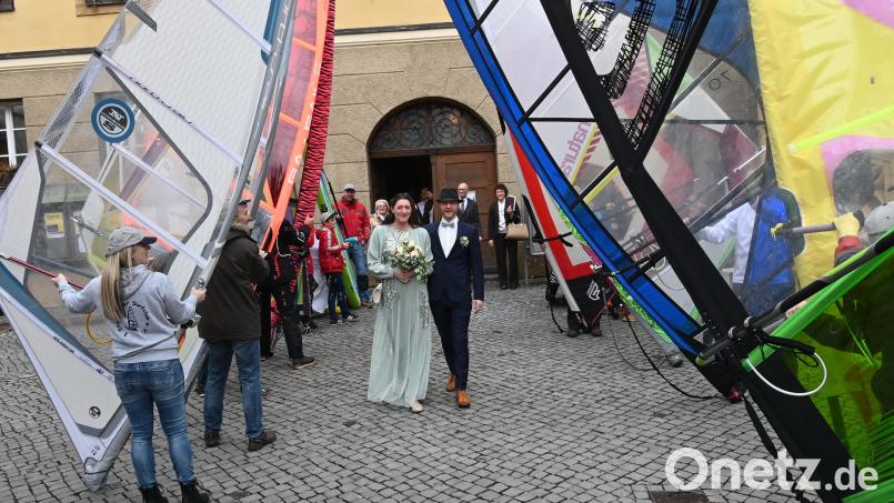 Simone Hirsch und Thomas Baumgartl haben geheiratet. Vor dem Amberger Rathaus lief das Paar durch ein Spalier von bunten Surf-Segeln. Bild: gf