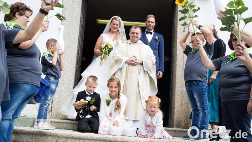Das "Ja-Wort" gaben sich am Samstag Jennifer Gittel und Mario Storch aus Mitterteich in der katholischen Kirche St. Leonhard in Leonberg. Bild: Fotostudio König