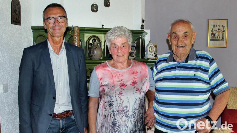 Das Jubelpaar an seinem 60. Hochzeitstag zusammen mit Bürgermeister Peter Achatzi. Bild: ds