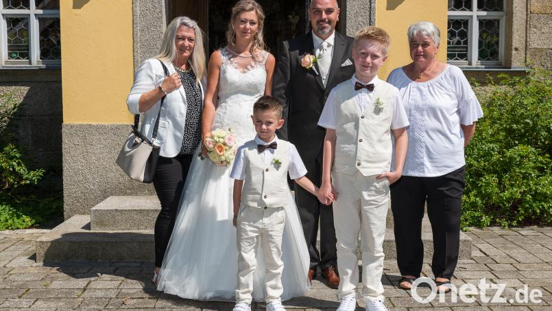 Das Brautpaar Tina Löffler und Martin Peter mit den Müttern und den Söhnen Collin und Maximilian. Bild: wms