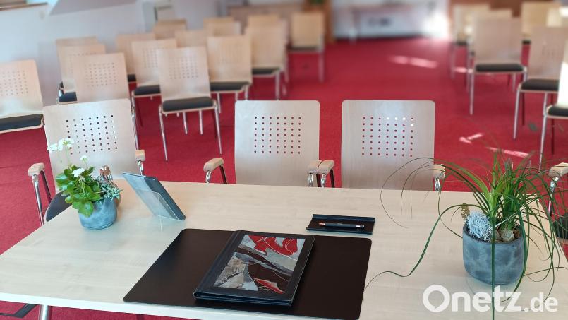 Standesamtlich heiraten in einem Raum, der barrierefrei zu erreichen ist. Das ist in Bärnau ab sofort möglich – im Seminarraum oberhalb des Cafés beim Geschichtspark. Die Örtlichkeit wurde im März als zusätzlicher Trauraum gewidmet. Der Stadtrat gab diese Neuerung mit gemischten Gefühlen frei. Bild: Stadt Bärnau/exb