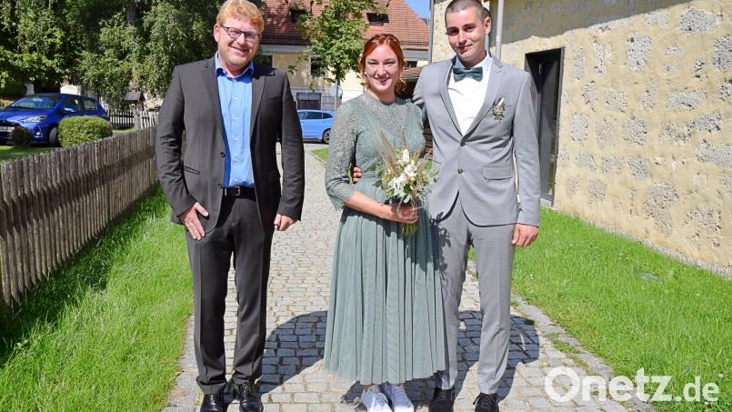 Bürgermeister Bernhard Köller (links) traute Lisa Schmaußer und Uwe Jacob im historischen Steinstadel. Bild: wku