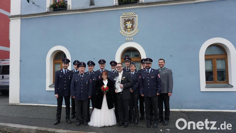 Bürgermeister Rainer Rewitzer öffnet für das Paar am 31. Dezember das Rathaus zur Trauung. Die Feuerwehr Vöslesrieth mit Vorsitzendem Reinhold Brey (Zweiter von rechts) erwarten Christian Völkl und Iris Koller. Bild: bey