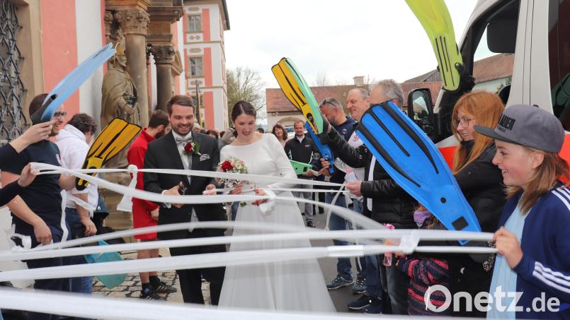 Mit teils stumpfen Scheren aber bester Stimmung kämpfte sich das Brautpaar durch den Mullbindenspalier. Nach der Trauung durch Zelebrant Pater Adrian warteten etliche Vereine, viele Aufgaben und eine riesige Anzahl an Gratulanten auf die Frischvermählten Annika und Josef Ott. Bild: myd