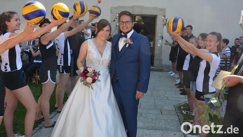 Hanna Louisa Ernst und Johannes Strauß schritten nach der kirchlichen Trauung in Konnersreuth durch ein großes Ehrenspalier. Bild: jr