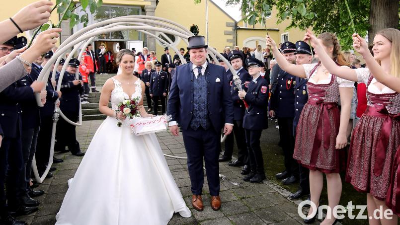 Unter anderem die Feuerwehr steht Spalier für Sarah Friedrich und Felix Müller. Bild: mef