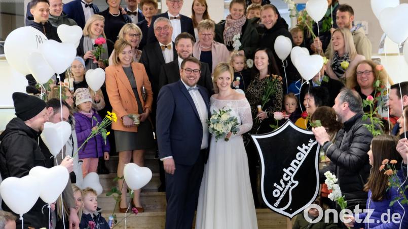 Freunde, Vereinskameraden von Oischnak, Kollegen und natürlich die Familie bildeten ein langes Gratulationsspalier nach der standesamtlichen Trauung von Sandra und Andreas Seitz. Bild: mab