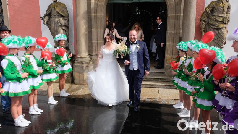 Ein dreifaches Helau dem Brautpaar: Nach der kirchlichen Trauuung des Speinsharter Klosterwirtes Felix Bauernfeind und seiner Kathrin standen auch Garden der Eschenbacher Faschingsgesellschaft Spalier. Bild: do