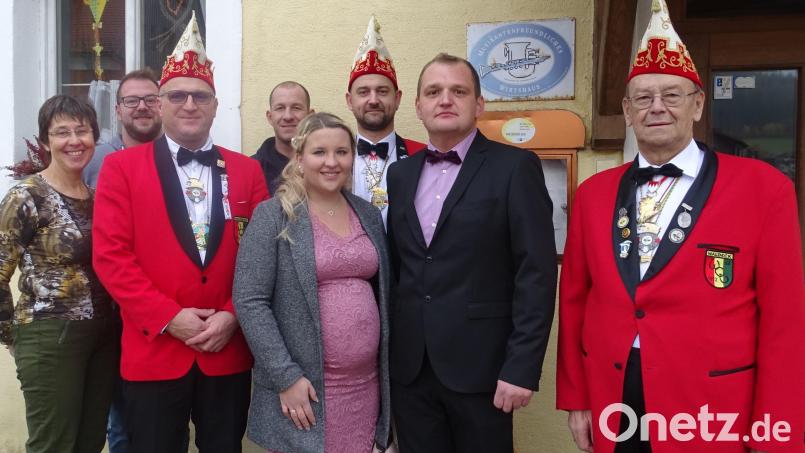 Der Waldecker Carnevalverein feierte am Montag nicht nur den Start in die neue Session. Unter anderem Zweiter Präsident Alexander Wegmann (Dritter von rechts) und Ehrenpräsident Hans Lukas ließen Andreas und Lisa Köstler (von rechts) hoch leben, die sich an diesem Tag standesamtlich trauen ließen. Bild: hl