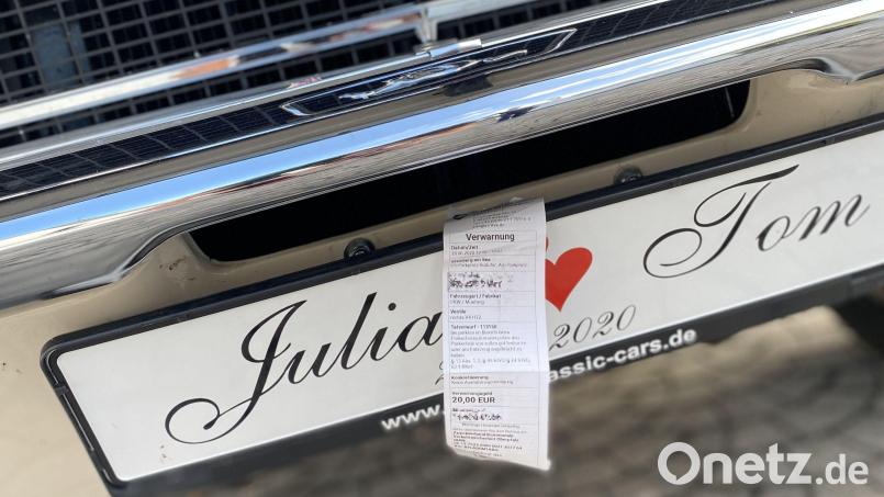 Keine schöne Überraschung an einem sonst so perfekten Tag. Julia und Tom Braun haben am Steinberger See nur wenige Minuten nach dem sie mit ihrem Hochzeitsauto am Ufer geparkt haben, einen Strafzettel bekommen. Bild: Julia Braun