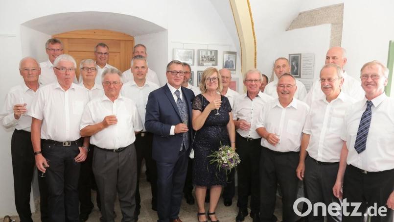 Der MGV Flossenbürg gratuliert seinem zweiten Tenor Bernhard Gerstl mit Frau Helen Gerstl-Kreutzer zur Hochzeit Bild: cro