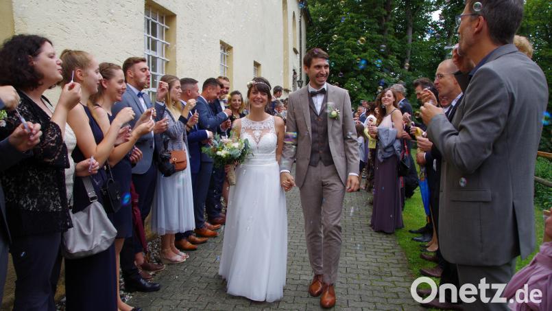 SV-Fußballer, Kirwaleit und Arbeitskollegen standen Spalier für die Frischvermählten Martin und Anja Lehner. Bild: bk
