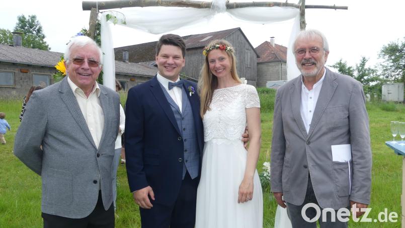 Toni Schwemmer (links) und Hans Schmid gratulierten ihren Preßburg-Freunden Sandra und Michael Graser zur Eheschließung. Bild: rn