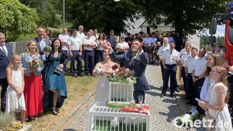 Bei der Hochzeit von Susanne Frey und Peter Schneider flatterten vor der Tännesberger Wallfahrtskirche weiße Tauben in den Himmel. Bild: rfi