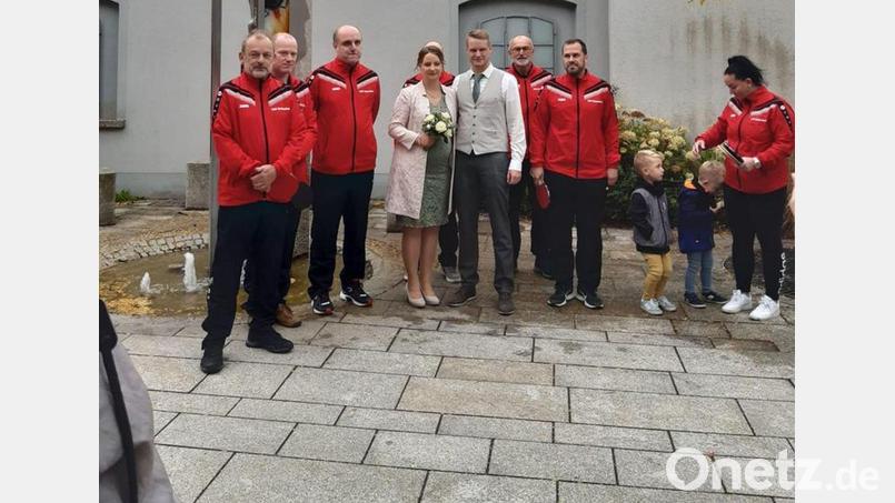 Armin Scherm heiratete am Samstag seine langjährige Freundin Nina Rebl. Zur Hochzeit überbrachten auch die Mannschaftskollegen der Sparte Tischtennis des TSV Erbendorf Glückwünsche. Bild: plo