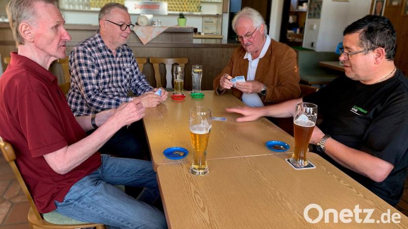 Die Schafkopfrunde mit (von links) Eckhard Bentner, Gerhard Wittmann, Mike Steger und Hubert Larcher ist seit vielen Jahren gemeinsam auf Turnieren unterwegs. Bild: Gabi Schönberger