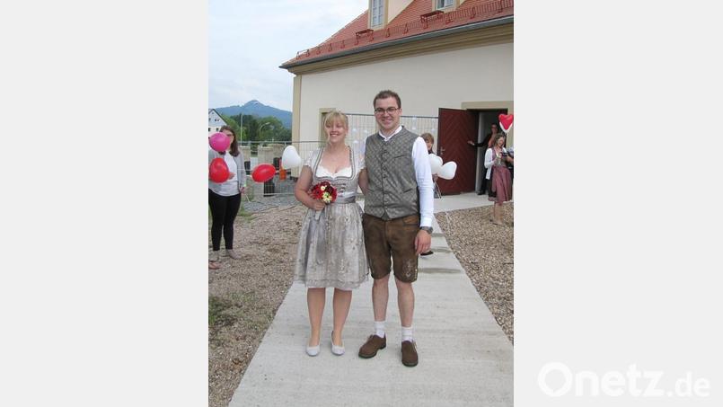 "Wir woll'n's nicht langsam, sondern schnell": Das "Bobfahrerlied" der "Troglauer" wäre nicht die passende Begleitmusik für Sophie und Christian Weismeiers Hochzeit gewesen. Schon vor einigen Jahren lernte sich das Paar beim Kemnather Open Air der Oberpfälzer Alpenrocker kennen. Bild: bjp
