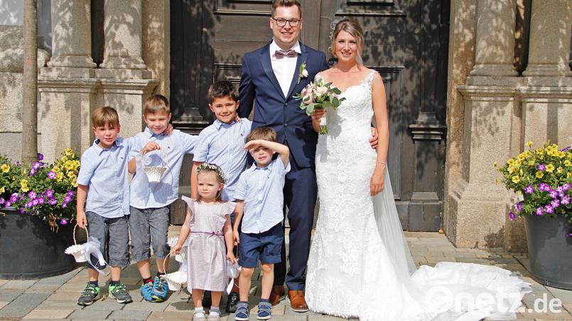 Arabella und Radek Hammerer vor dem Basilika-Hauptportal, zusammen mit den Brautkindern (von links) Julian, Raphael, Franziska Noah und Sebastian. Bild: exb