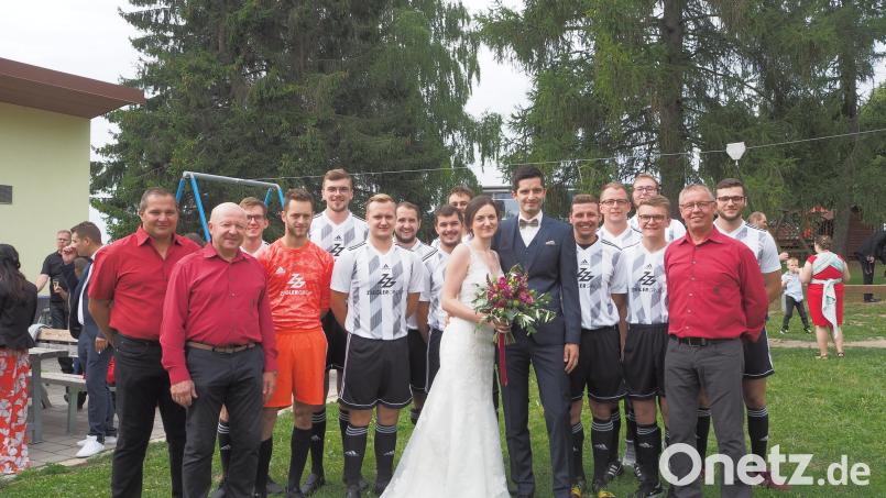 Nach der Trauung gratulierten Vorstand und Spieler der DJK dem Brautpaar Johannes Schüner und Corinna Heim. Bild: exb