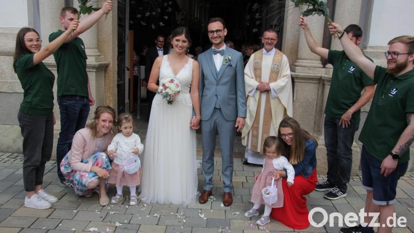 Hanna Schnurrer und Michael Thoma beim Verlassen der Basilika, rechts Stadtpfarrer Dr. Thomas Vogl. Mit auf dem Bild die beiden Brautkinder Fiona (links) und Elisa, jeweils mit ihren Mamis. Bild: kro